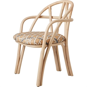 Silla de comedor Gubi Bistra con reposabrazos en ratán lacado natural/Reales Limonta 002