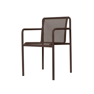 Silla de exterior Dapple de Ferm Living con reposabrazos en color chocolate oscuro