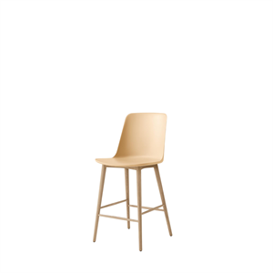 Taburete de bar &Tradition Rely HW128 con respaldo alto en roble lacado y Arena Beige