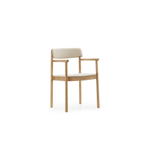Silla de comedor Normann Copenhagen Timb con reposabrazos, tapizada en color tostado/Hallingdal 220