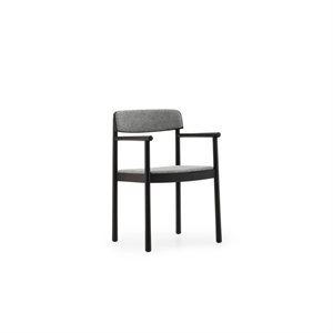 Silla de comedor Normann Copenhagen Timb con reposabrazos tapizada en Negro/Hallingdal 166