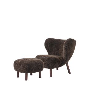 Sillón Exclusivo &Tradition Little Petra VB1 de Piel de Oveja Color Espresso/roble Teñido Oscuro. Incluye Puf ATD1.