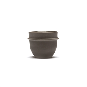 Taza de espresso Serax Dune color marrón pizarra.